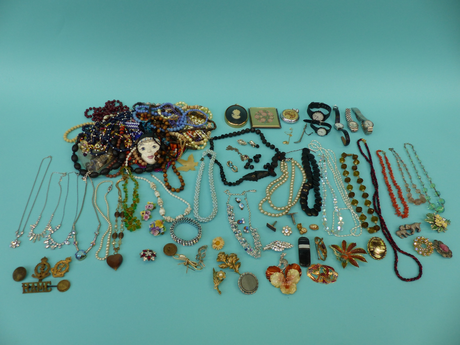 A collection of costume jewellery to include jet necklace, banded agate brooch, Victorian brooch,