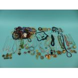 A collection of costume jewellery to include jet necklace, banded agate brooch, Victorian brooch,