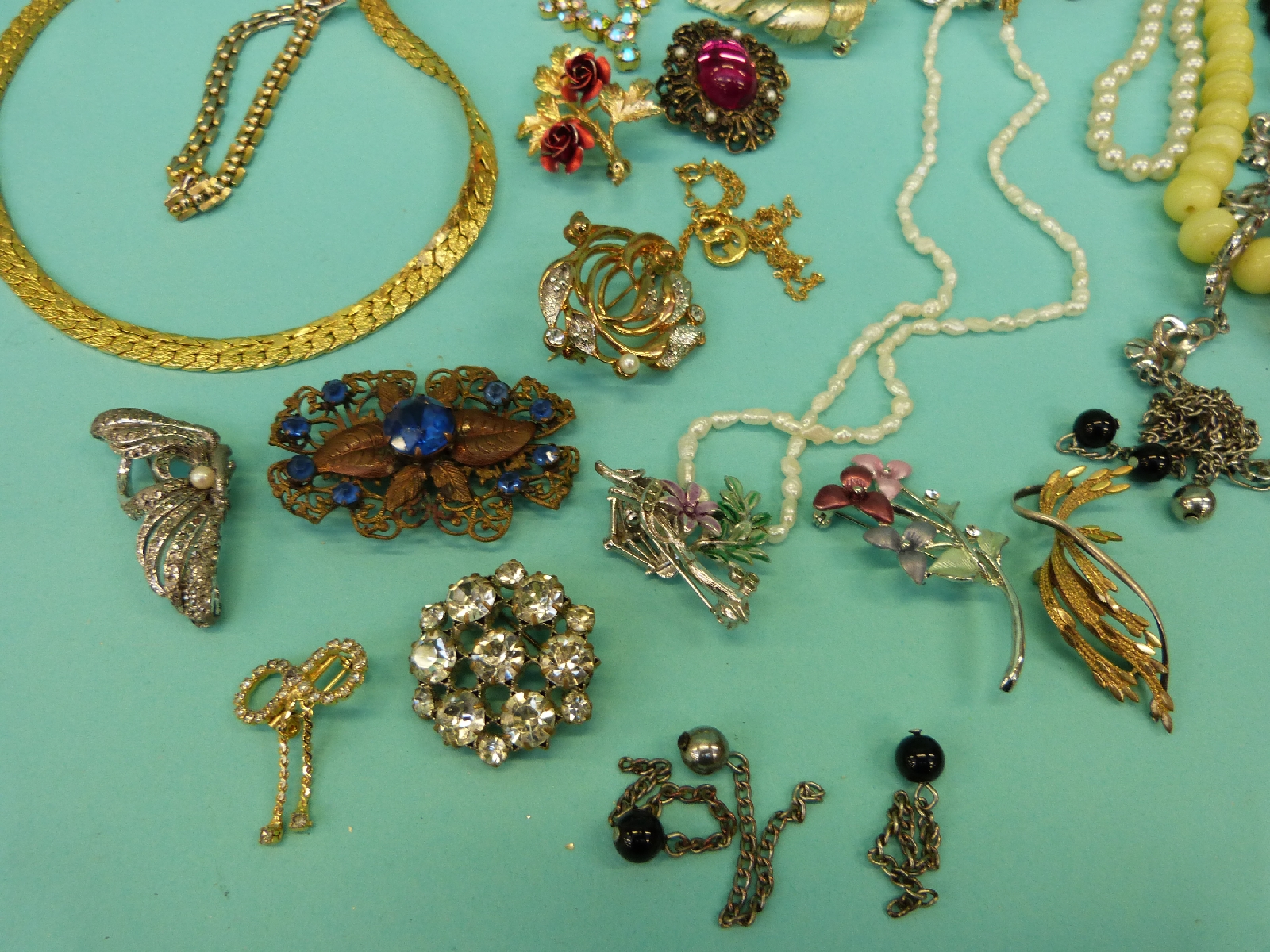 A collection of costume jewellery to include faux pearls, brooches, pearl necklace, glass beads, - Image 7 of 22