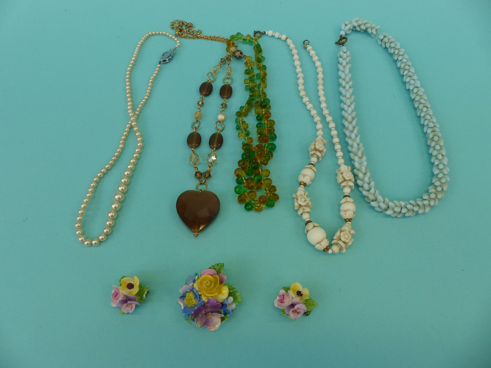 A collection of costume jewellery to include jet necklace, banded agate brooch, Victorian brooch, - Image 4 of 19