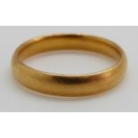 A 22ct gold wedding band/ ring, 4.