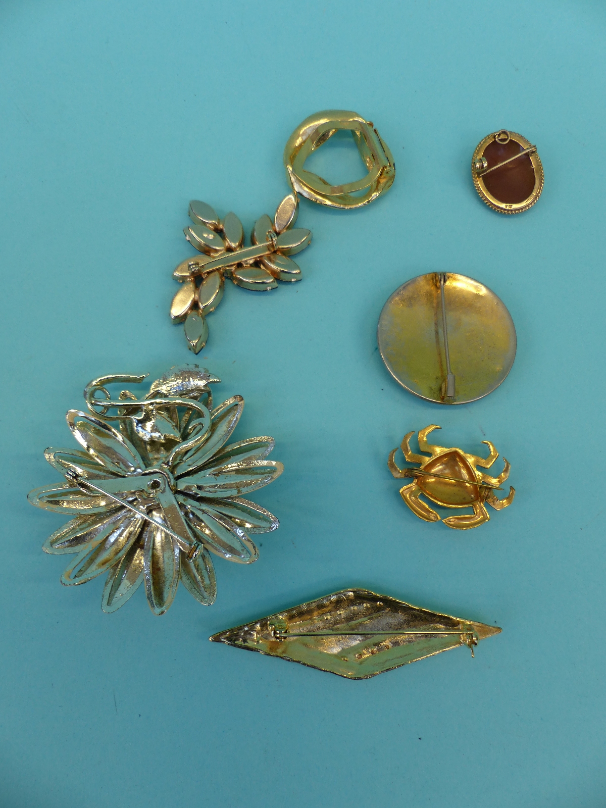 A collection of costume jewellery including silver ring, 9ct gold brooch set with a cameo, - Image 12 of 14