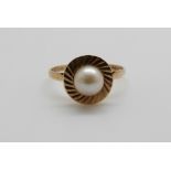 A 9ct gold ring set with a cultured pearl, 2.