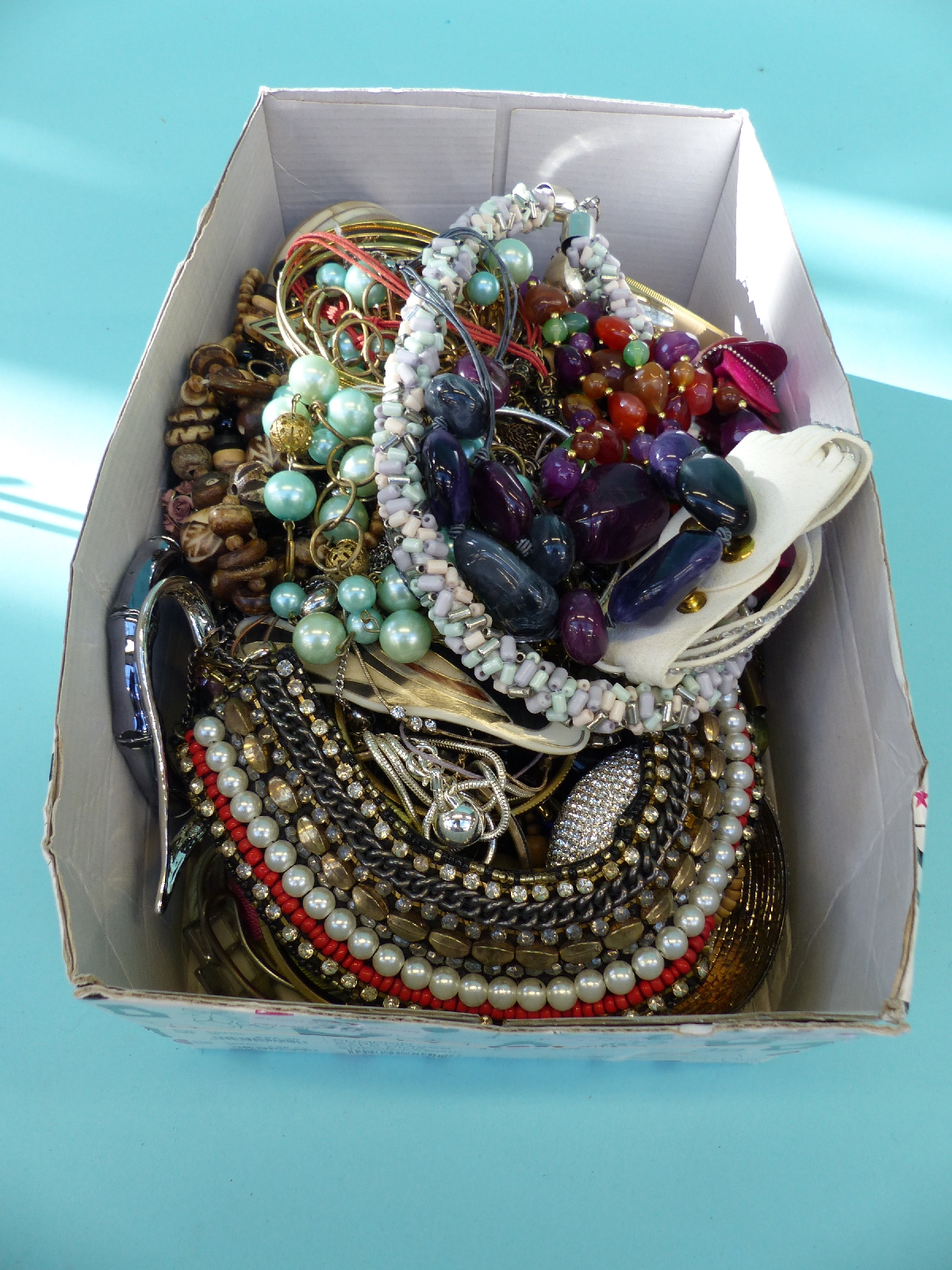 A large quantity of costume jewellery including beads, - Image 9 of 9