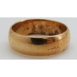 An 18ct gold wedding band/ring, 10.