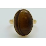 A 22ct gold ring set with tiger's eye (size L)