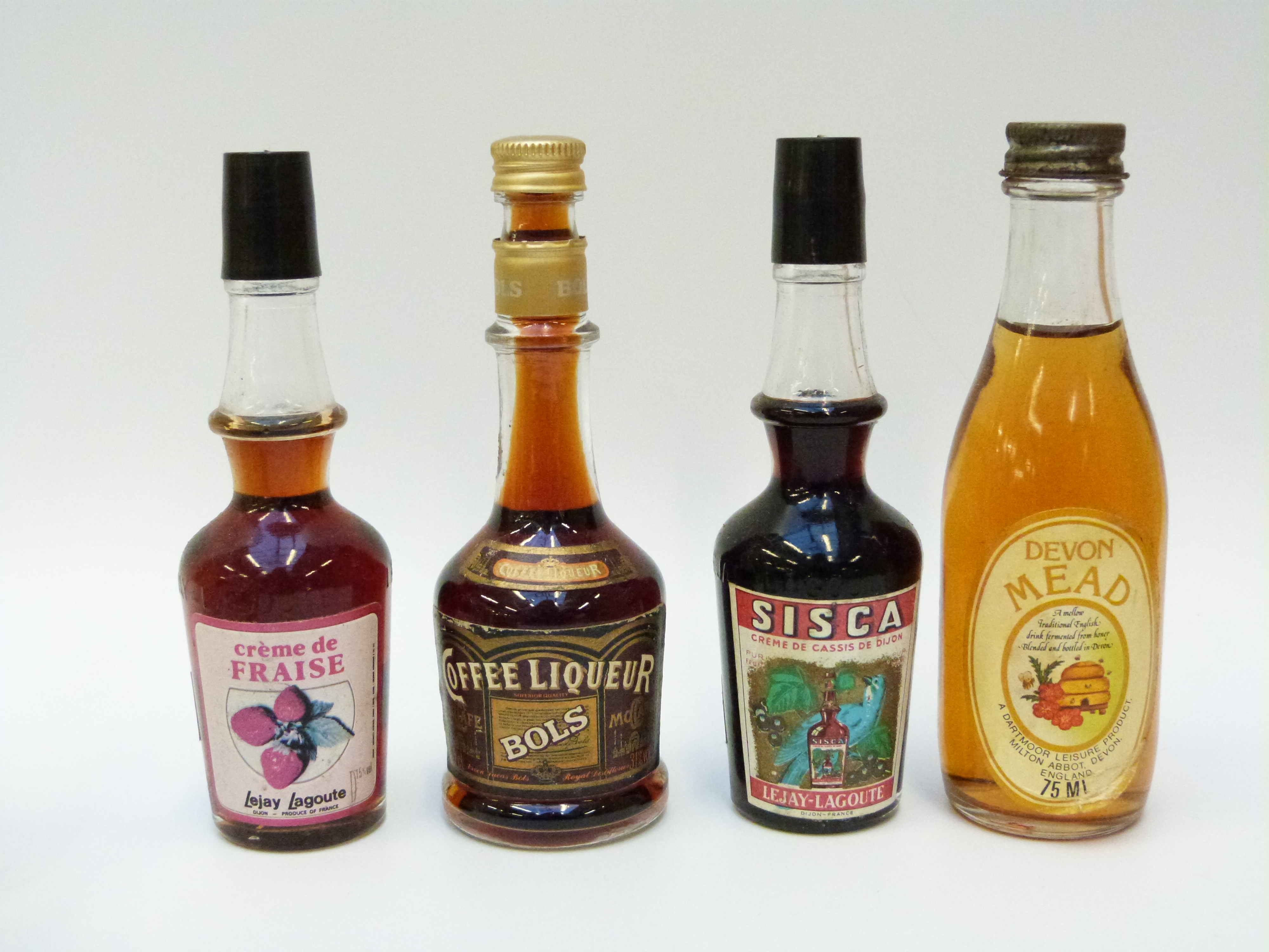 Approximately 20 novelty alcohol miniatures including Archers Peach County Schnapps, Remerara rum, - Image 6 of 11