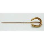 An Edwardian 15ct gold stick pin in the form of a horseshoe, 8.5cm, 3.