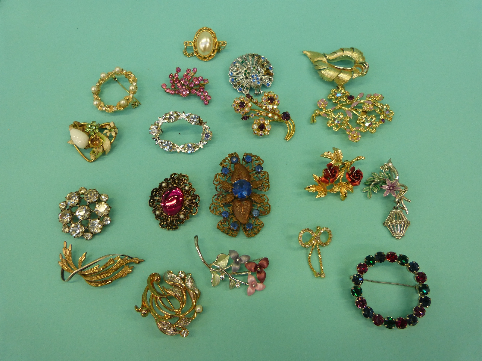 A collection of costume jewellery to include faux pearls, brooches, pearl necklace, glass beads, - Image 17 of 22