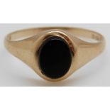 A 9ct gold ring set with onyx, 1.