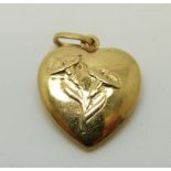 An 18ct gold heart pendant with embossed flower decoration, 1.