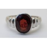 A 9ct white gold ring set with a garnet (size N)