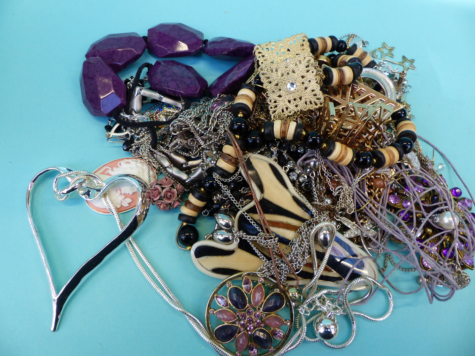 A large quantity of costume jewellery including beads, - Image 5 of 9