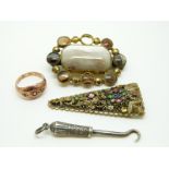 A Victorian 9ct gold ring, an agate brooch,