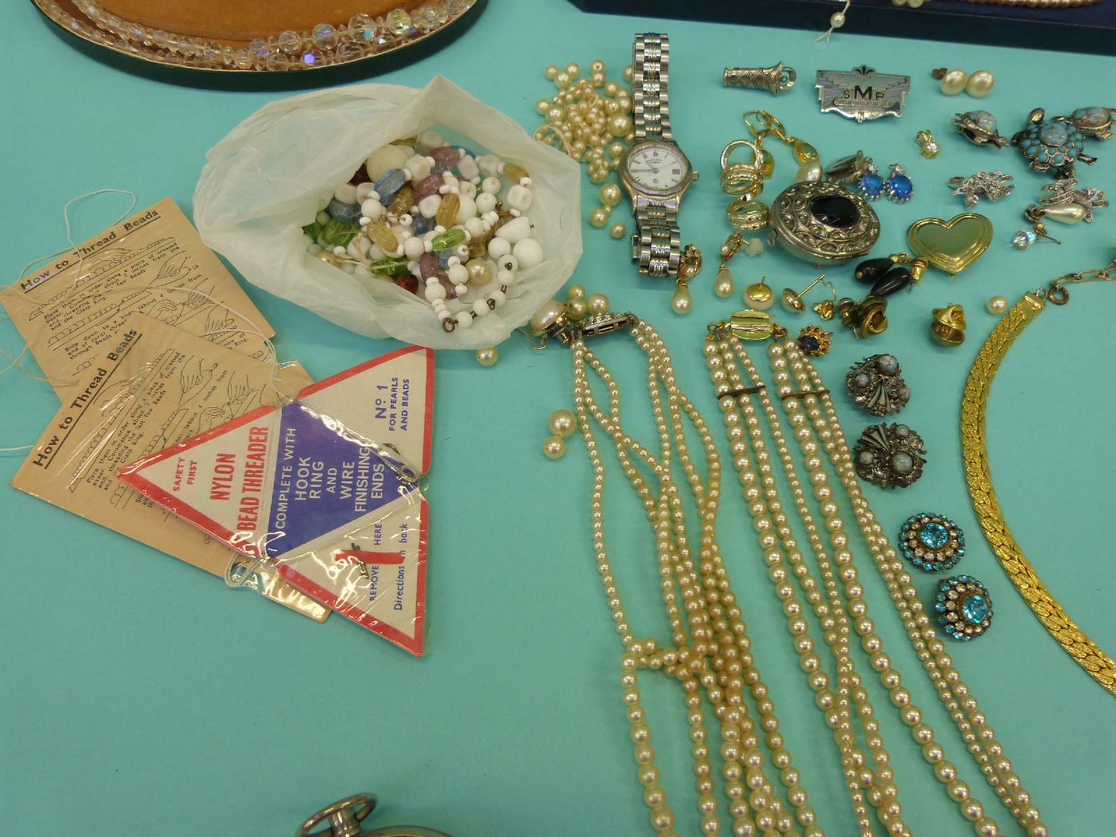 A collection of costume jewellery to include faux pearls, brooches, pearl necklace, glass beads, - Image 3 of 22