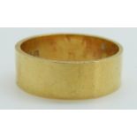 An 18ct gold wedding band, 8.