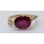 An 18ct gold ring set with a synthetic ruby and diamonds (size N)