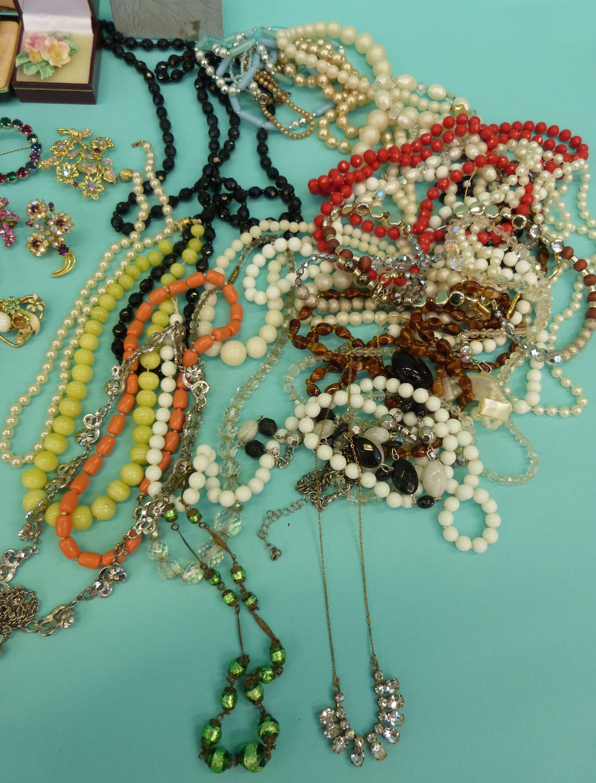 A collection of costume jewellery to include faux pearls, brooches, pearl necklace, glass beads, - Image 9 of 22