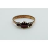 A Victorian ring set with garnets, 1.