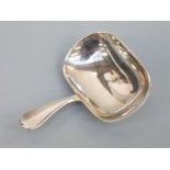 An Edward VII hallmarked silver tea caddy spoon of broad shovel form and rat tail design,