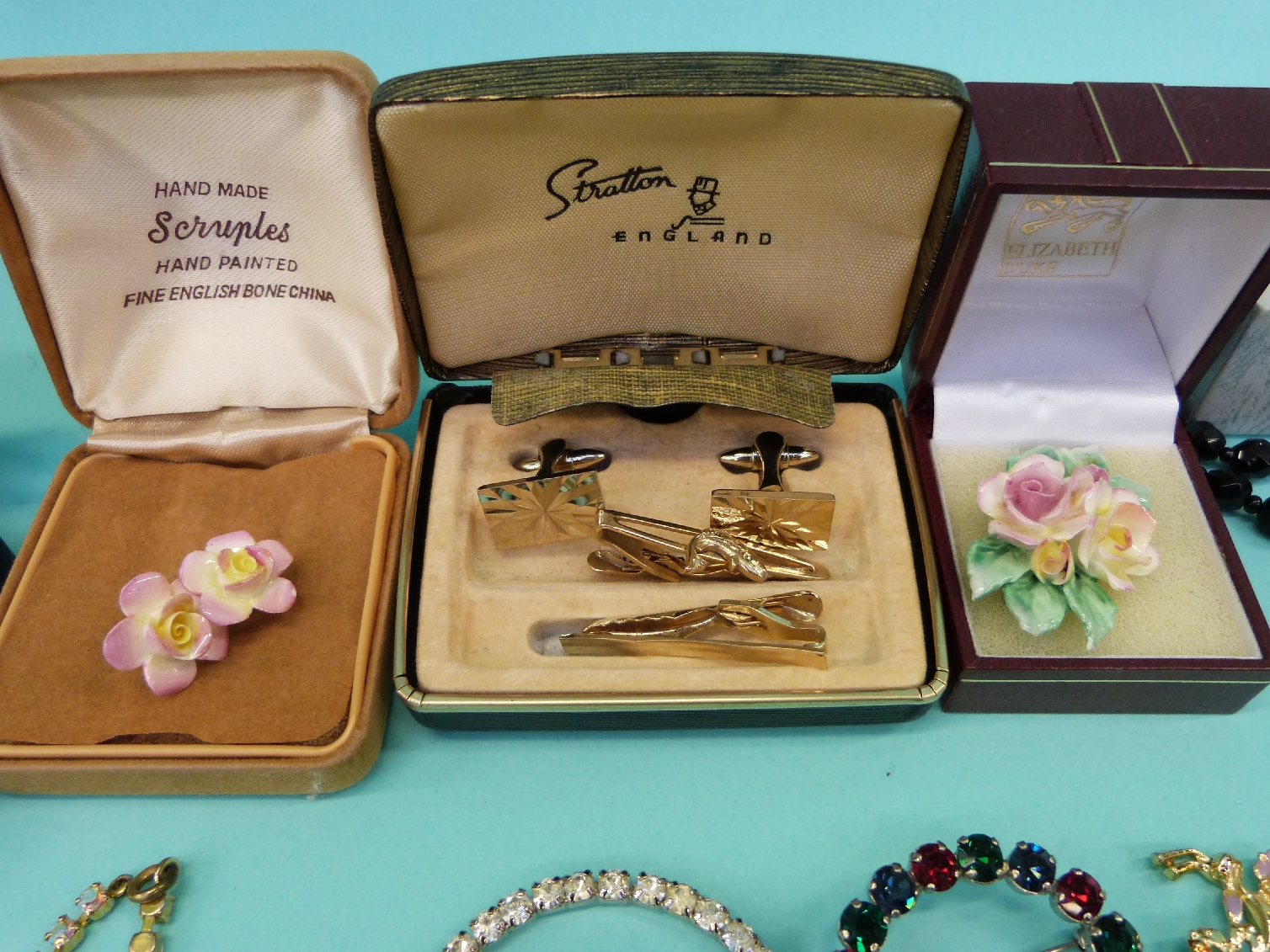 A collection of costume jewellery to include faux pearls, brooches, pearl necklace, glass beads, - Image 8 of 22