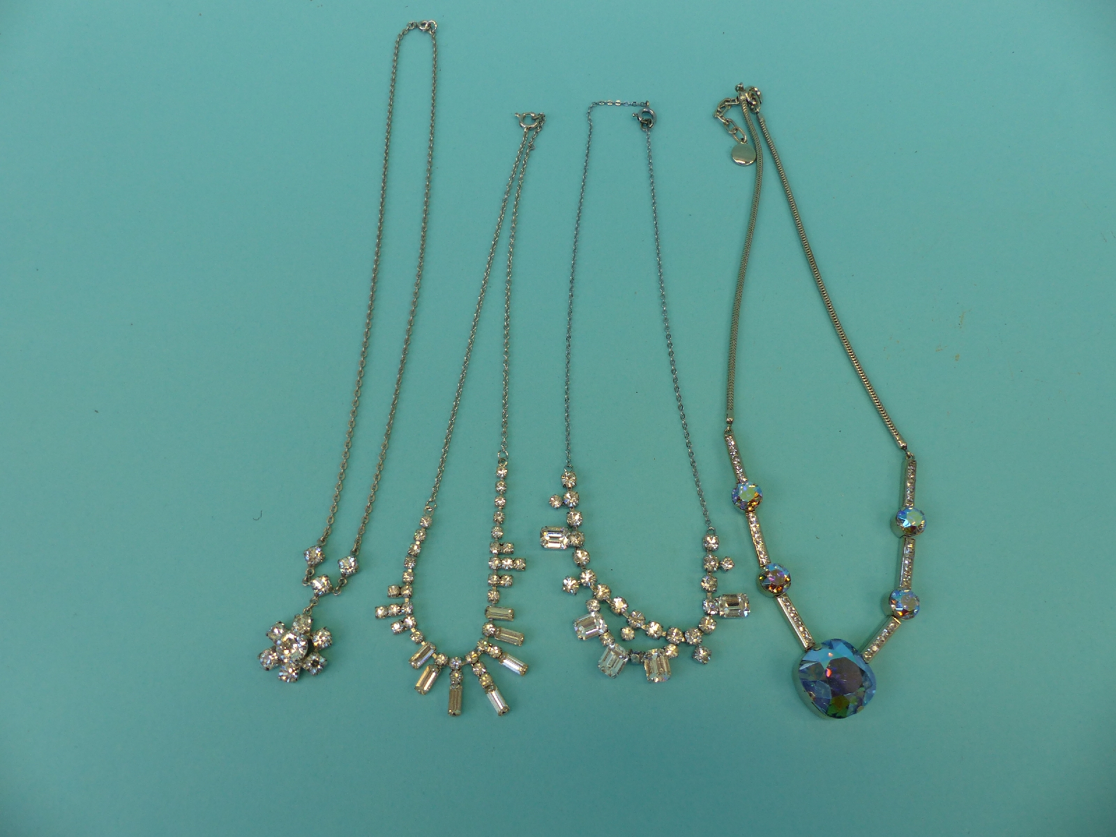 A collection of costume jewellery to include jet necklace, banded agate brooch, Victorian brooch, - Image 3 of 19