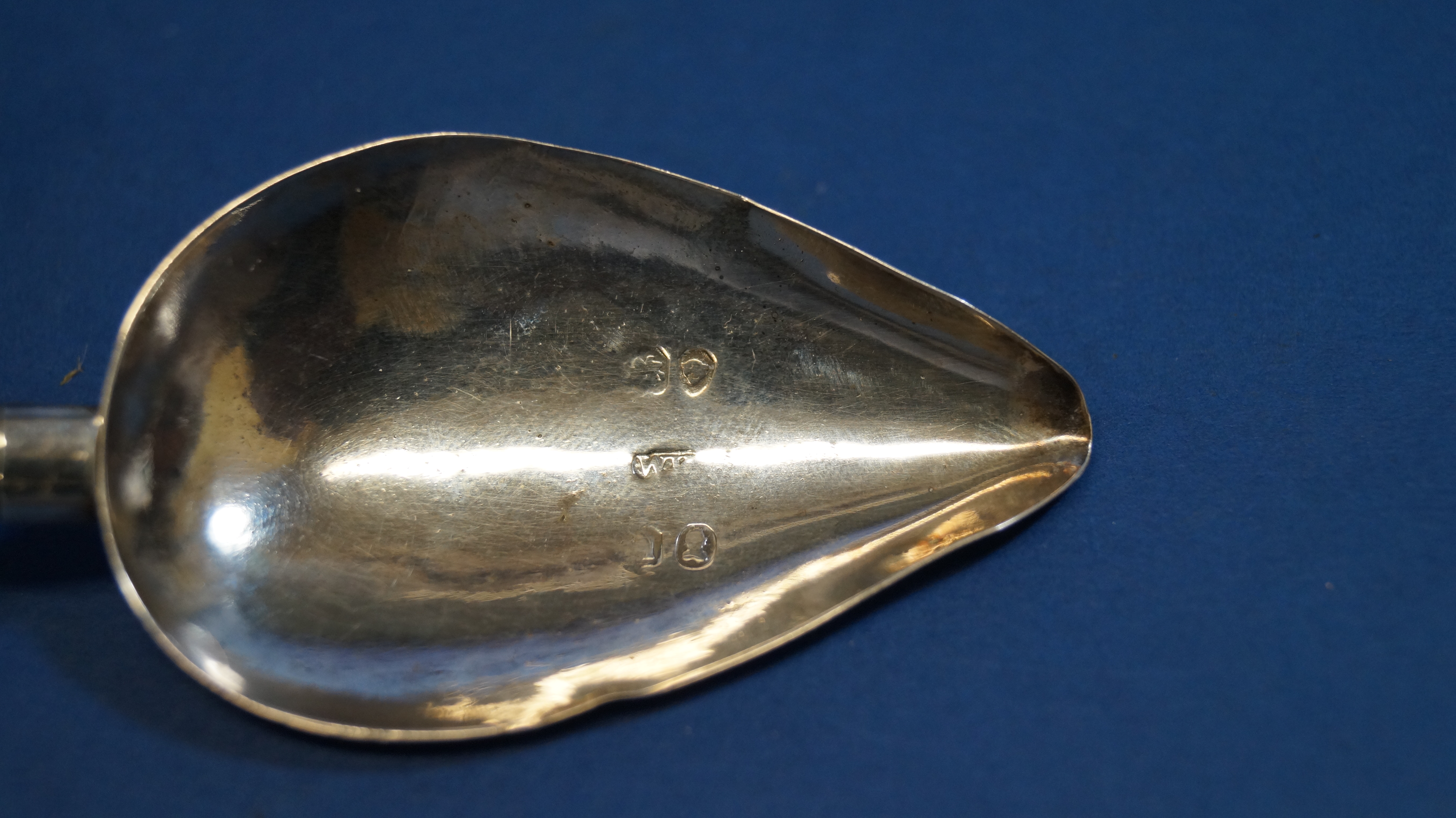 A silver caddy spoon, having mother of pearl handle, by W K, London 1828, 9.3cm. - Image 4 of 5