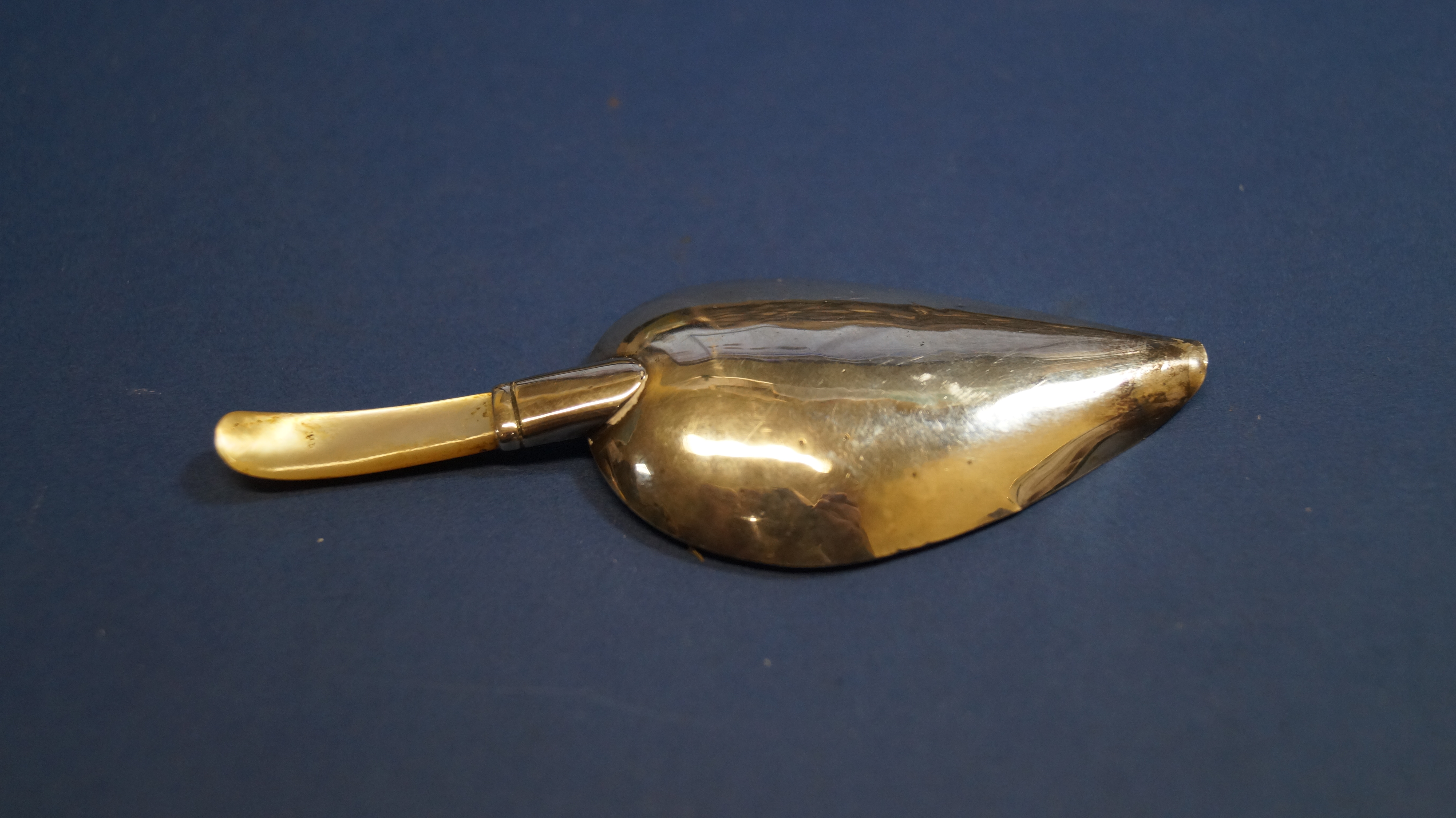 A silver caddy spoon, having mother of pearl handle, by W K, London 1828, 9.3cm. - Image 2 of 5