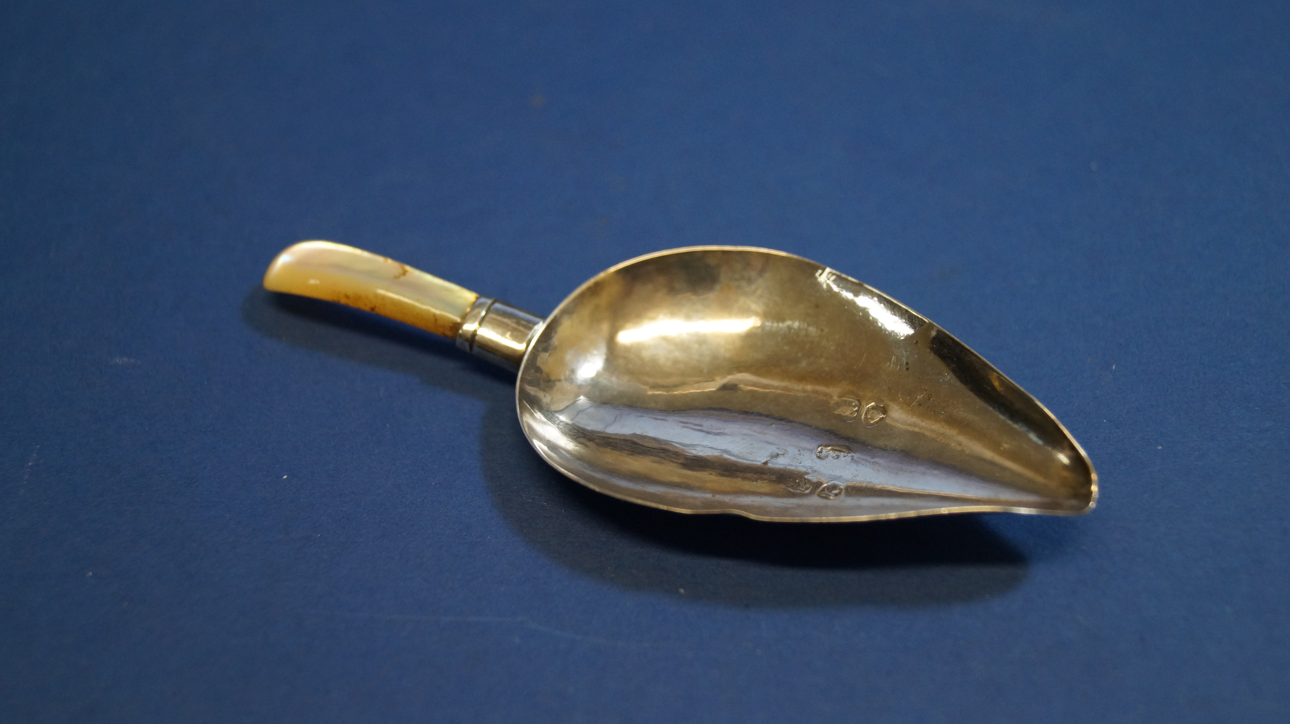 A silver caddy spoon, having mother of pearl handle, by W K, London 1828, 9.3cm.