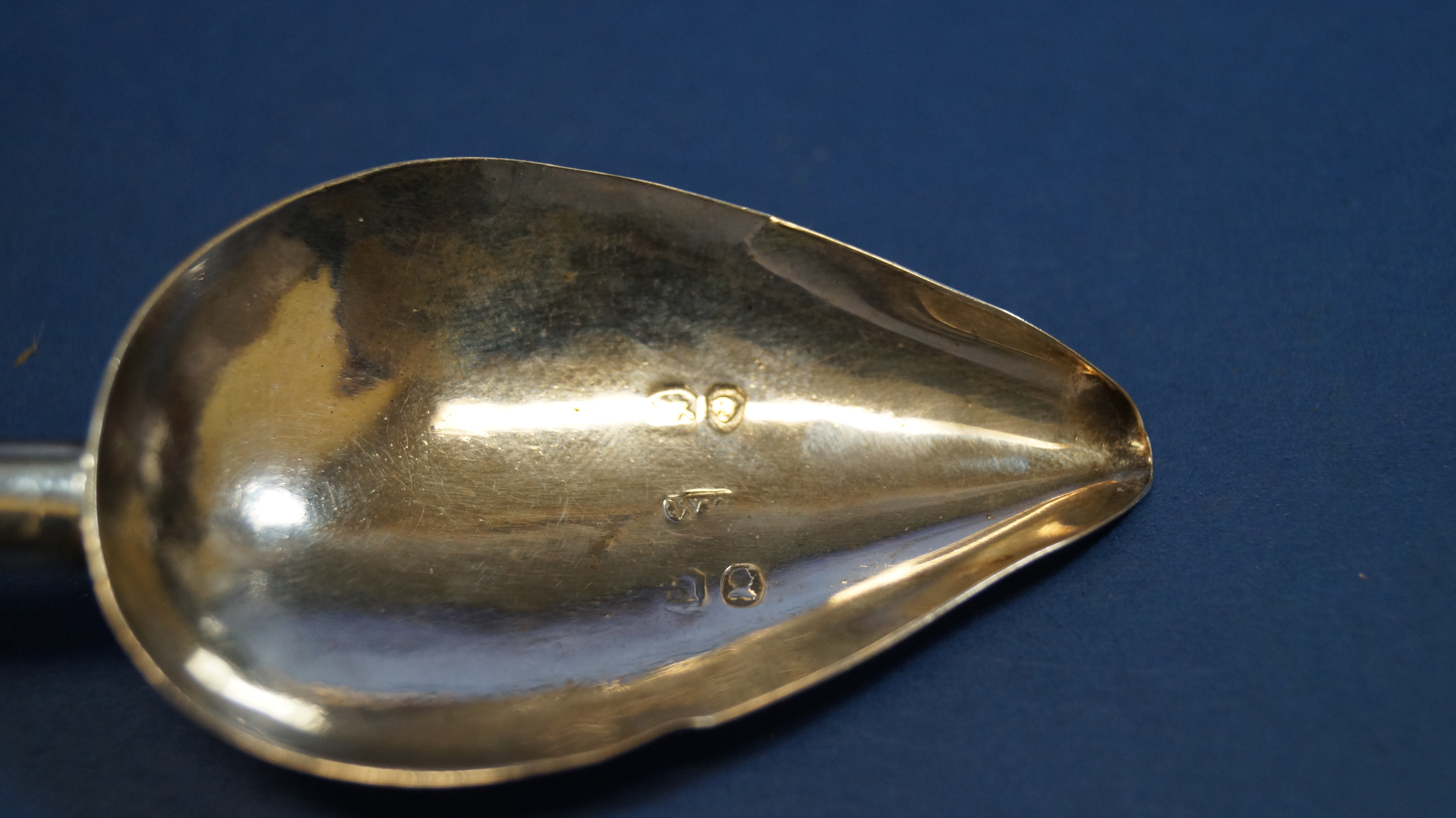 A silver caddy spoon, having mother of pearl handle, by W K, London 1828, 9.3cm. - Image 5 of 5