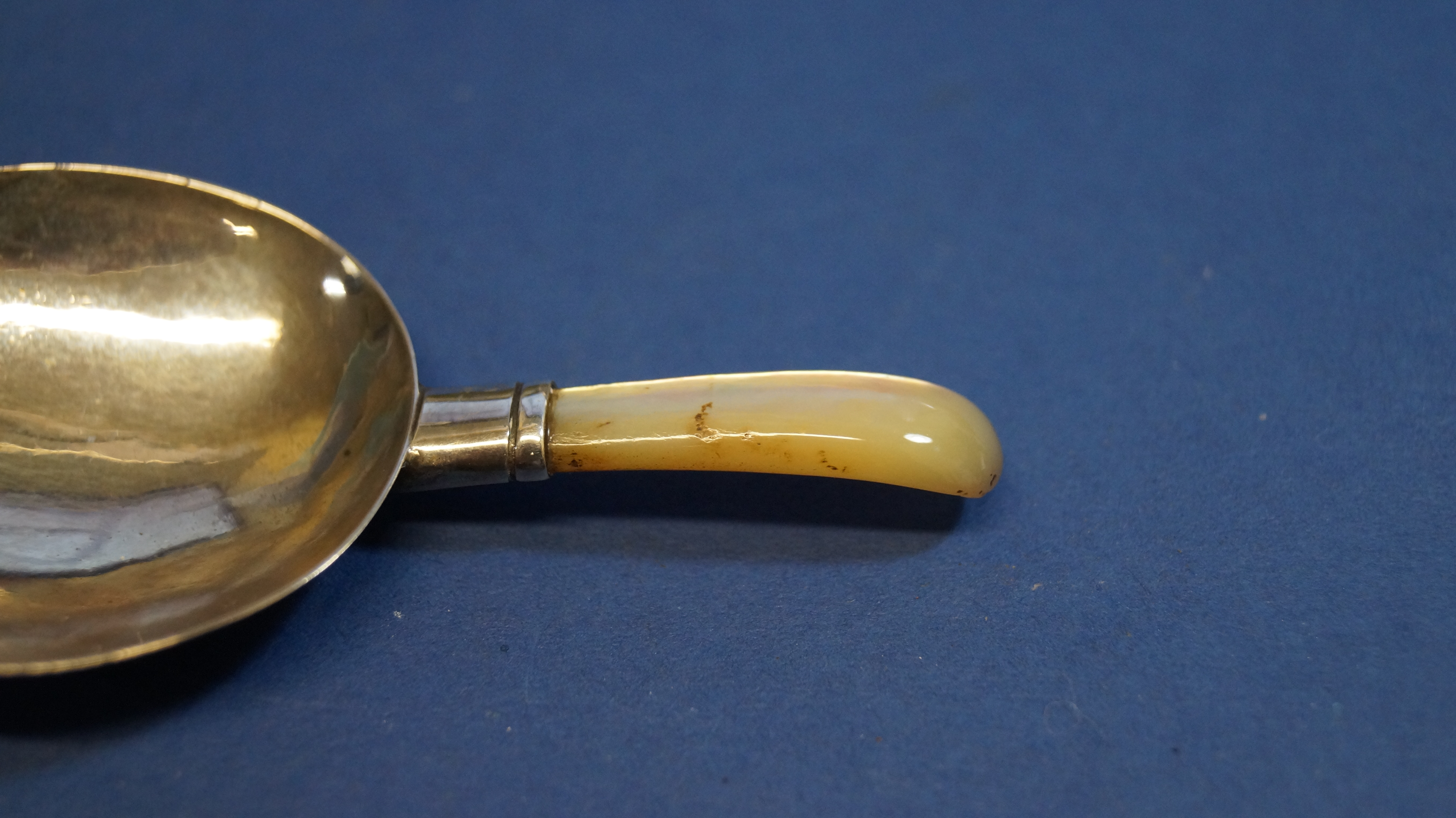 A silver caddy spoon, having mother of pearl handle, by W K, London 1828, 9.3cm. - Image 3 of 5