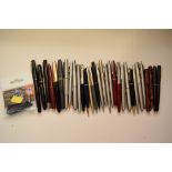 A collection of fountain pens, and similar.