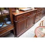 An Edwardian mahogany and satinwood crossbanded side cabinet, 121cm wide.