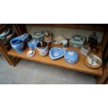 A mixed lot of ceramics,