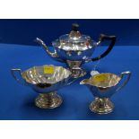 A silver three piece bachelors tea set, by Martin Hall & Co Ltd, Sheffield 1912, 671g.