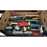 A mixed lot of OO gauge items.