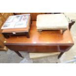 A Victorian mahogany Pembroke table, on turned legs, 88cm wide.