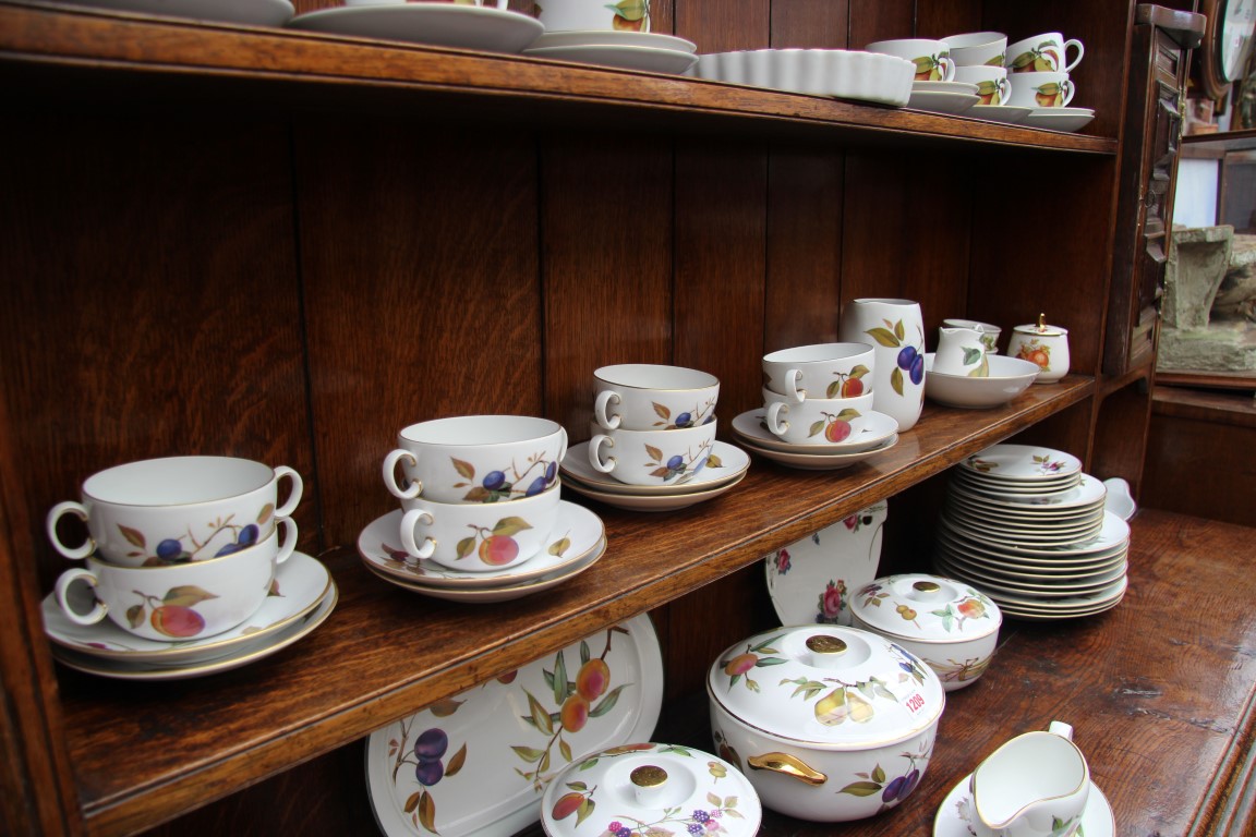 A Royal Worcester 'Evesham' pattern part tea and dinner service. - Image 5 of 6