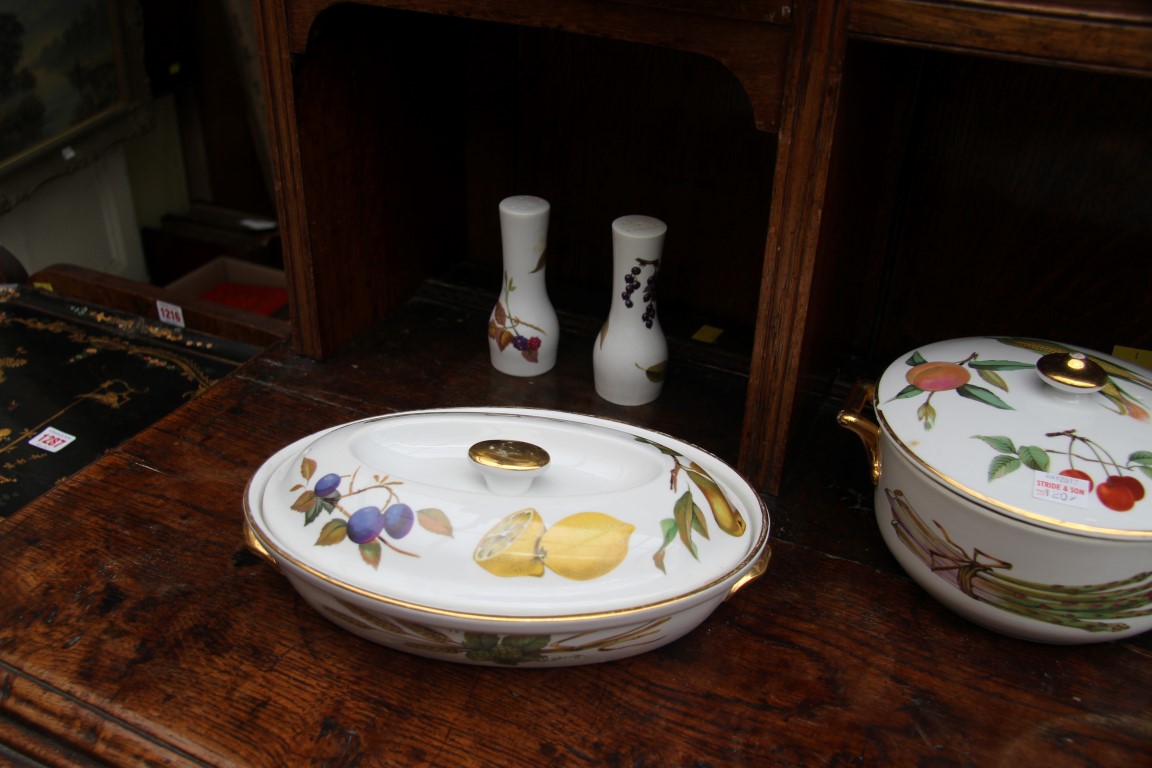 A Royal Worcester 'Evesham' pattern part tea and dinner service. - Image 4 of 6