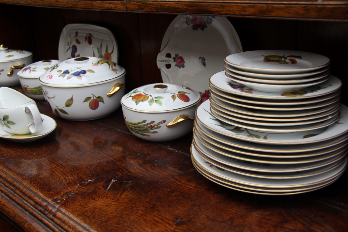 A Royal Worcester 'Evesham' pattern part tea and dinner service. - Image 2 of 6