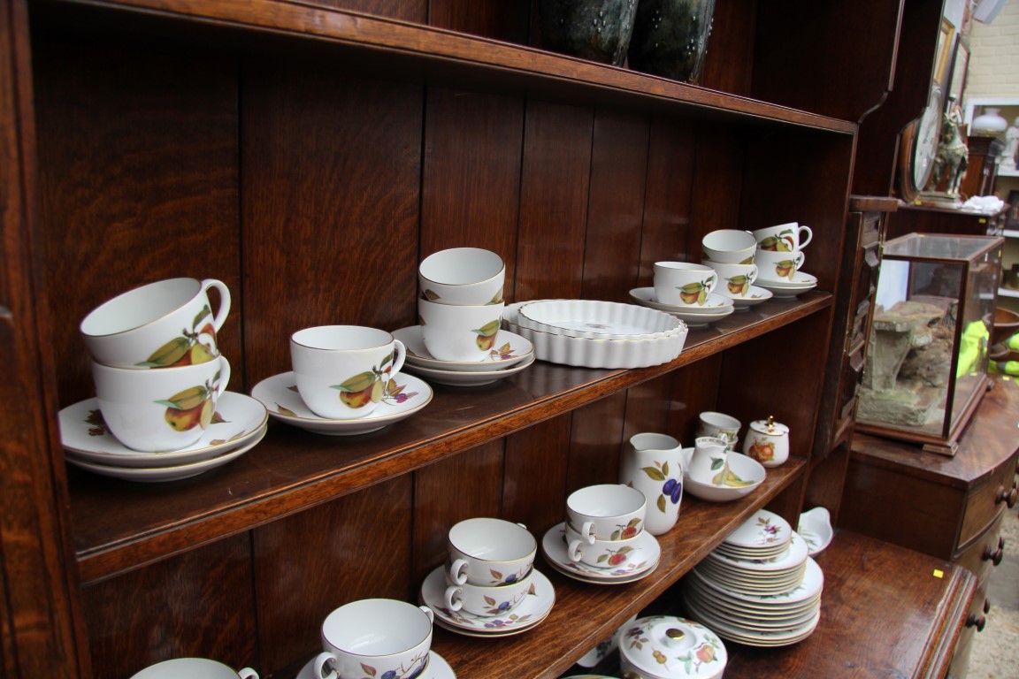 A Royal Worcester 'Evesham' pattern part tea and dinner service. - Image 6 of 6