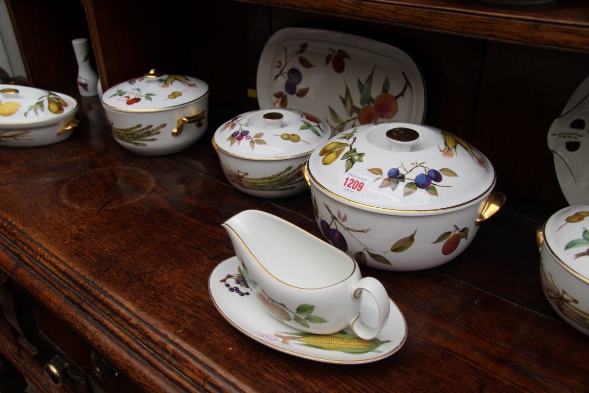 A Royal Worcester 'Evesham' pattern part tea and dinner service. - Image 3 of 6