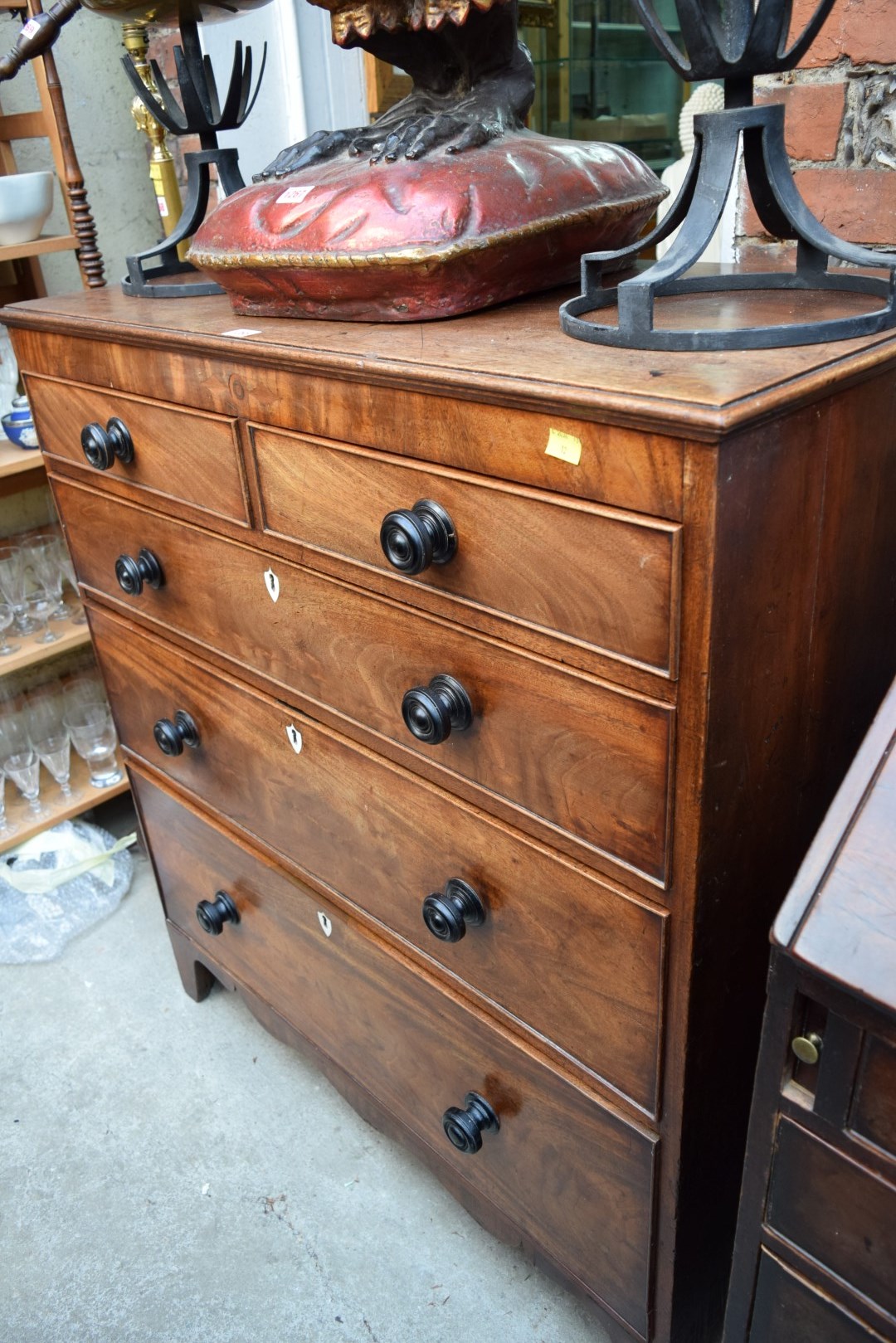 A George III mahogany chest of drawers, 98cm wide. - Image 4 of 4