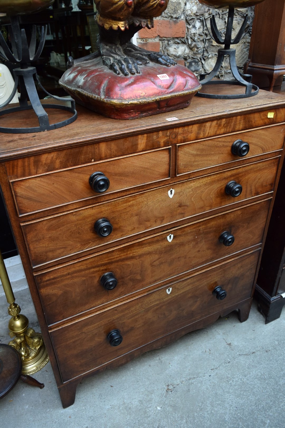 A George III mahogany chest of drawers, 98cm wide.