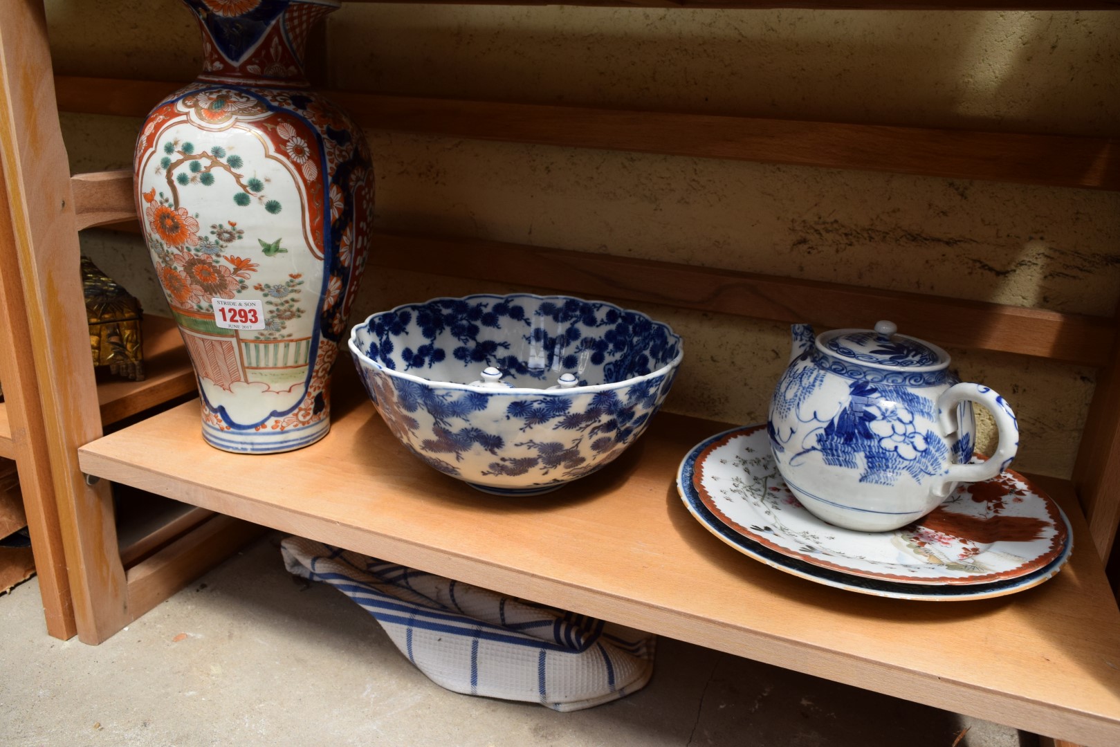 A small group of Japanese and Chinese porcelain. - Image 2 of 2