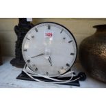 An Art Deco slate and onyx electric timepiece, 24.5cm diameter.