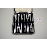 A cased set of silver Old English pattern cake forks, by Viners, Sheffield 1933, 190g.