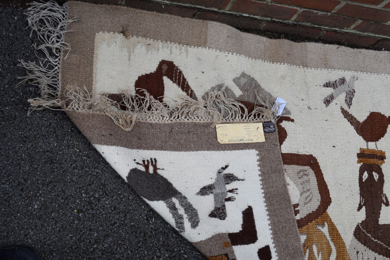 A pictorial flatweave rug, depicting 'Drum beating' by 'Setsoto Ltd', - Image 10 of 16