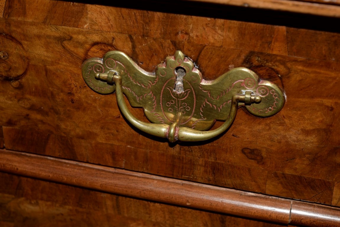 An 18th century walnut and crossbanded chest of drawers, 101cm wide. - Image 13 of 15