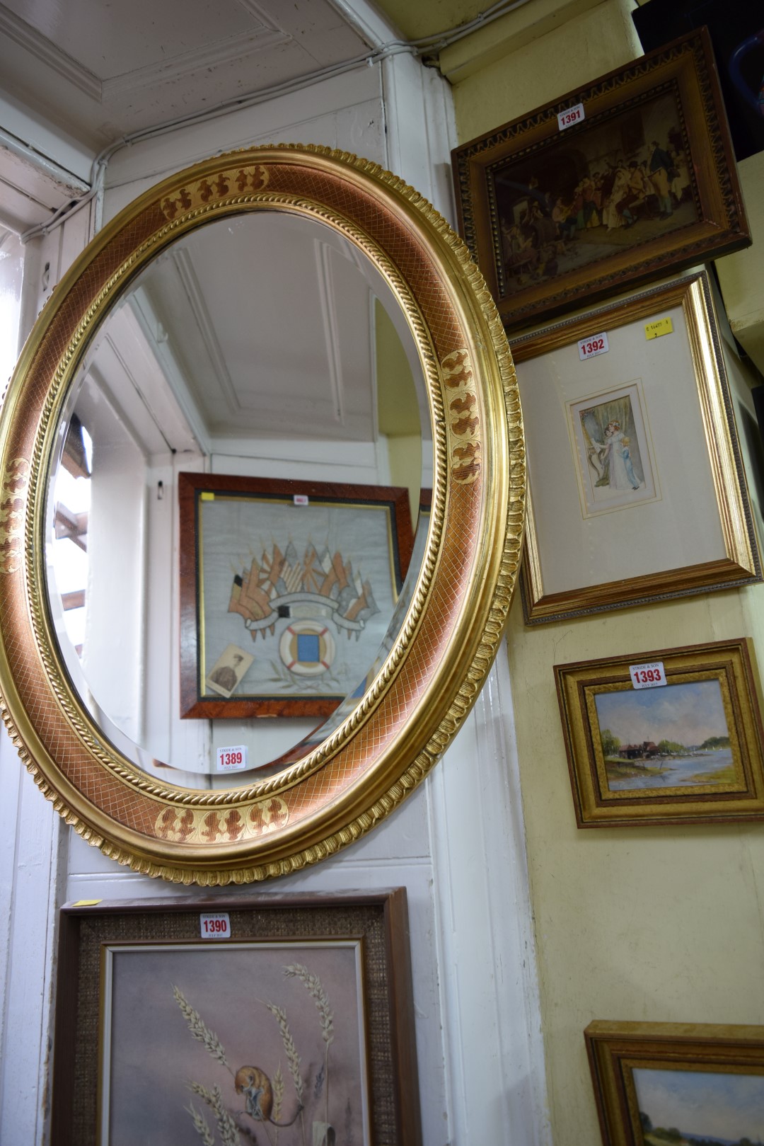 A gilt framed oval wall mirror, 85 x 66cm.